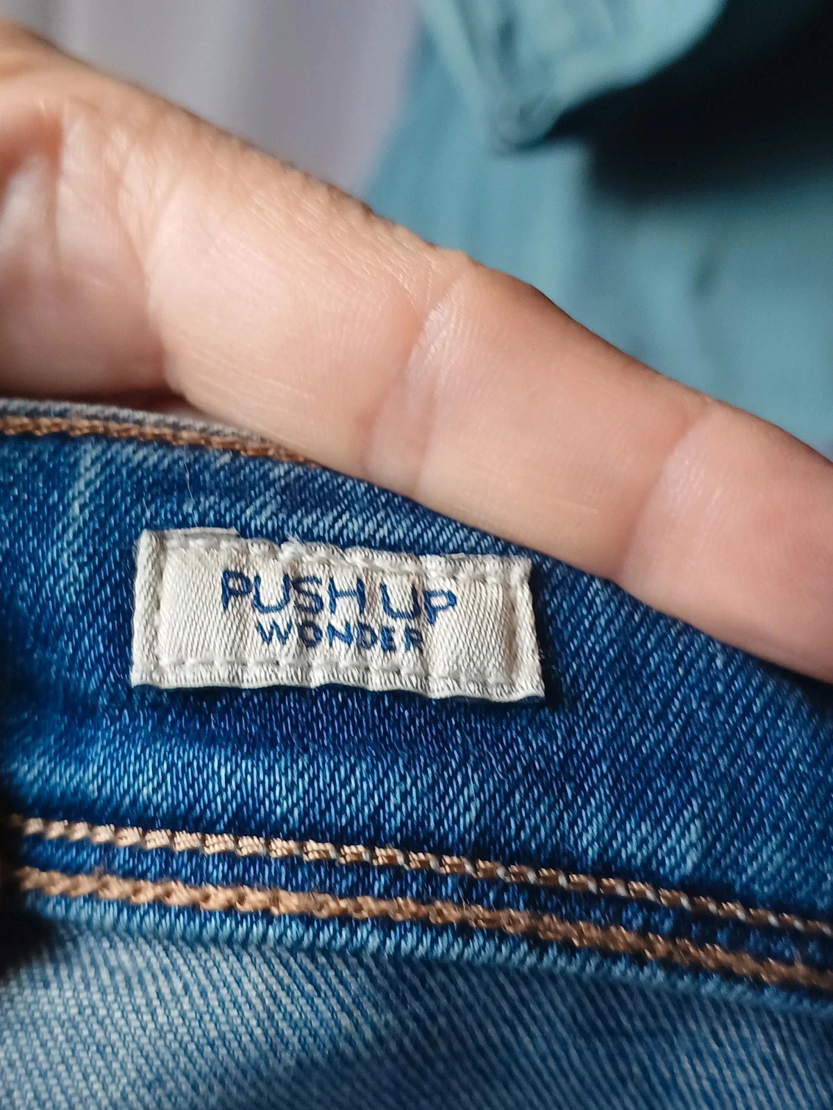 Jean salsa azul com detalhe de couro push up wonder tamanho US 29 – photo 7